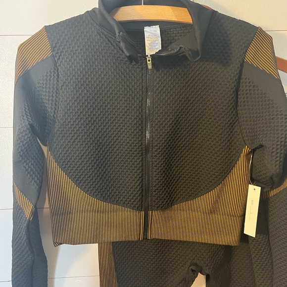 YI TONG 2PC OUTFIT SZ L (Juniors) NWT - Picture 2 of 8